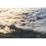 Nubes en una base de montañas