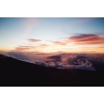 Nuages sur les montagnes et le lac