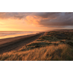 Coucher de soleil nuageux sur les dunes de sable