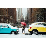 Carros coloridos na neve