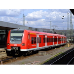 Train électrique sur la station de chemin de fer