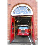 Camion de pompier dans la caserne des pompiers