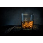 verre de whisky sur une table en bois