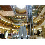 Interior do shopping com escadas rolantes