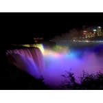 Las Cataratas del Niágara con vivas luces