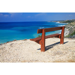 Banc sur la colline au-dessus de la mer